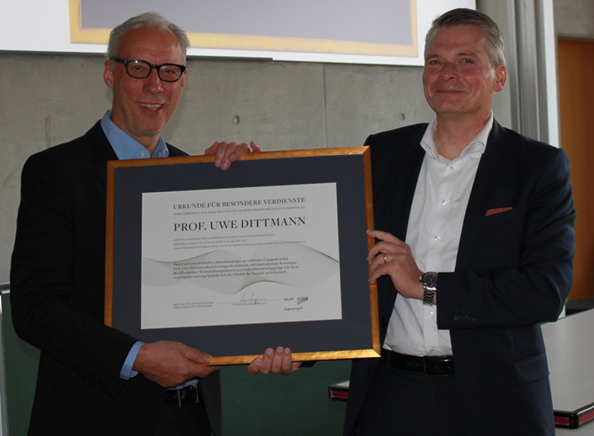 „Uns Uwe“ Prof. Uwe Dittmann (l), Dekan Prof. Dr.-Ing. Matthias Weyer (r)