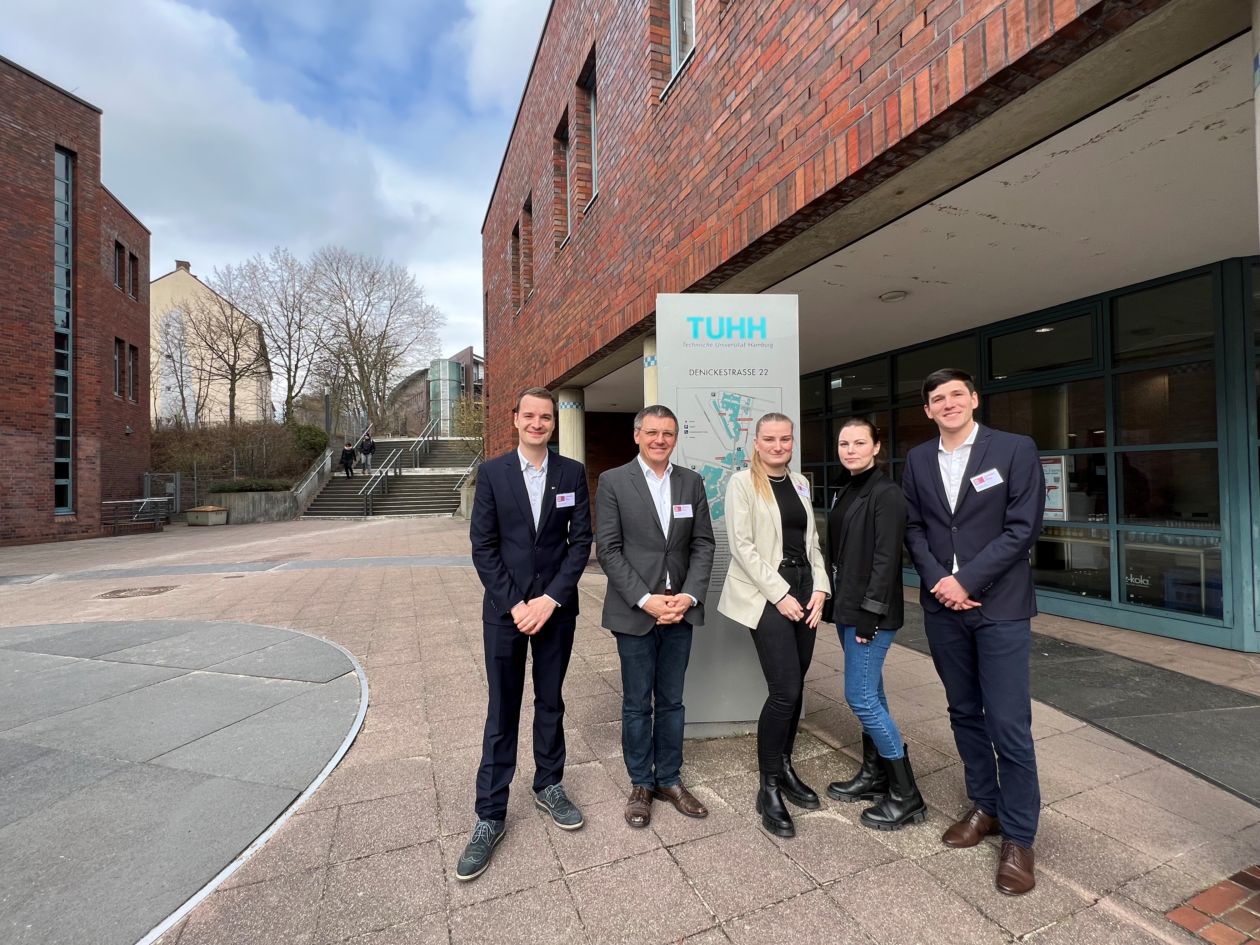 Die Pforzheimer Teilnehmerinnen und Teilnehmer des DGAW-Wissenschaftskongresses in Hamburg (v.l.n.r.: Jannick Schmidt, Prof. Jörg Woidasky, Anina Kusch, Annika Pruhs und Maximian Auer) 