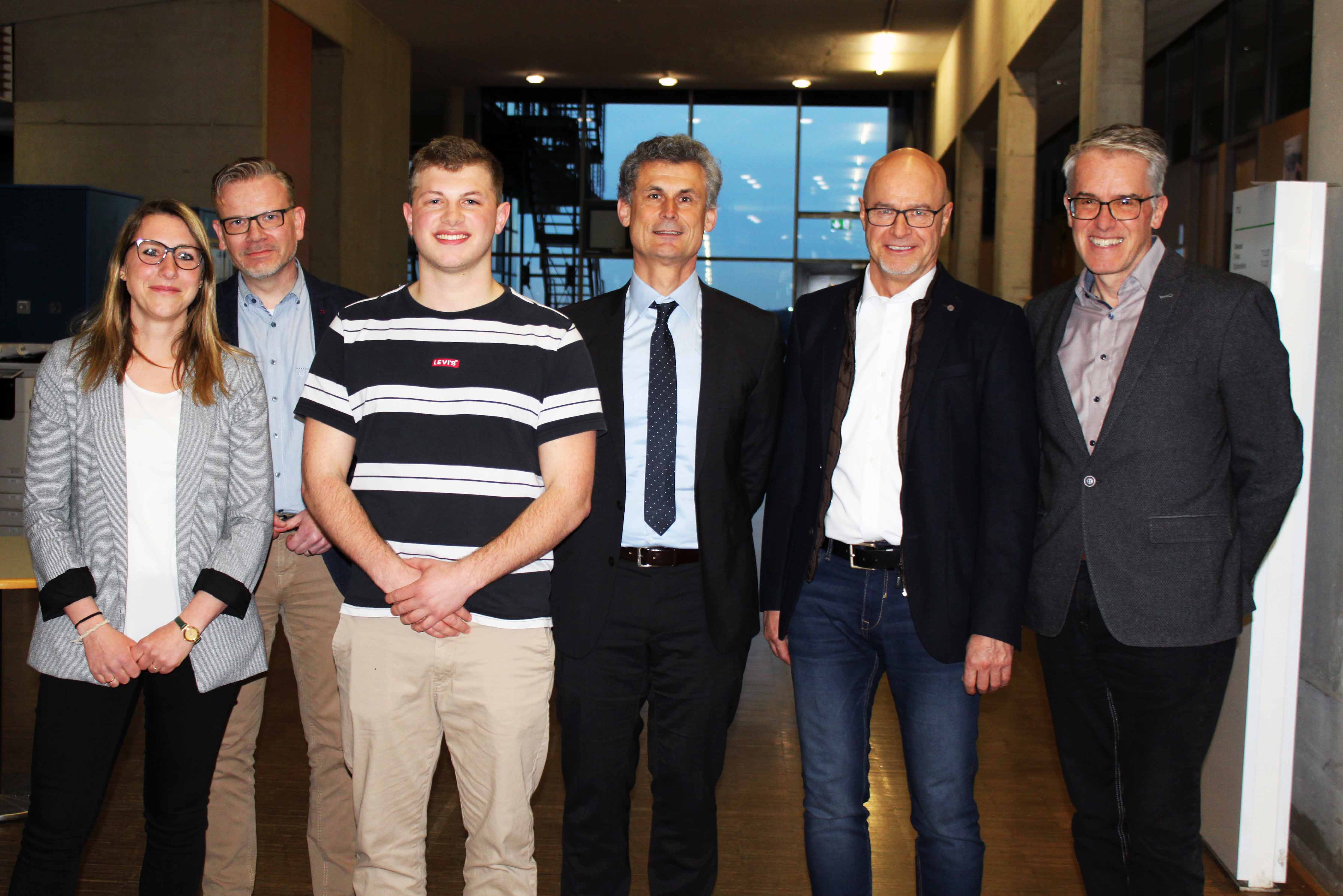Informierten auf dem Campus der Fakultät für Technik der Hochschule Pforzheim gemeinsam über das kooperative Angebot StudiumPLUS: Saskia Schnaidt, Guido Sand, Josia Haenel, Jürgen Bauer, Rüdiger Weik und Martin Thum (v.l.n.r.). 
